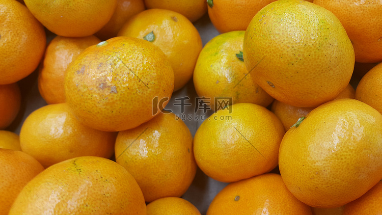 鲜橙子在超市出售，一堆橙子在市