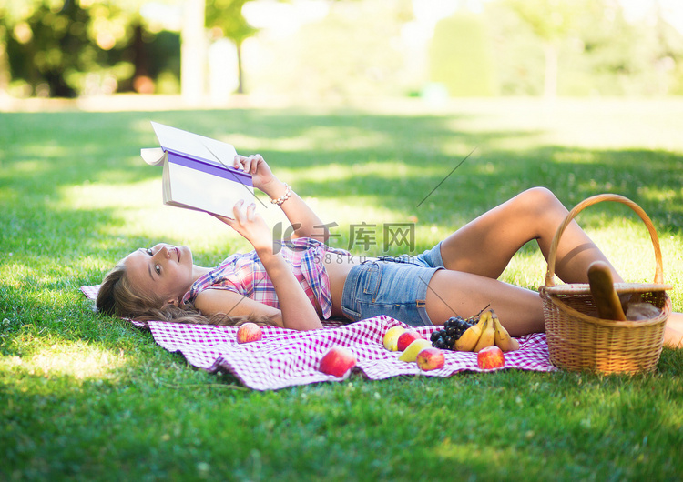 躺在草地上看书的女孩