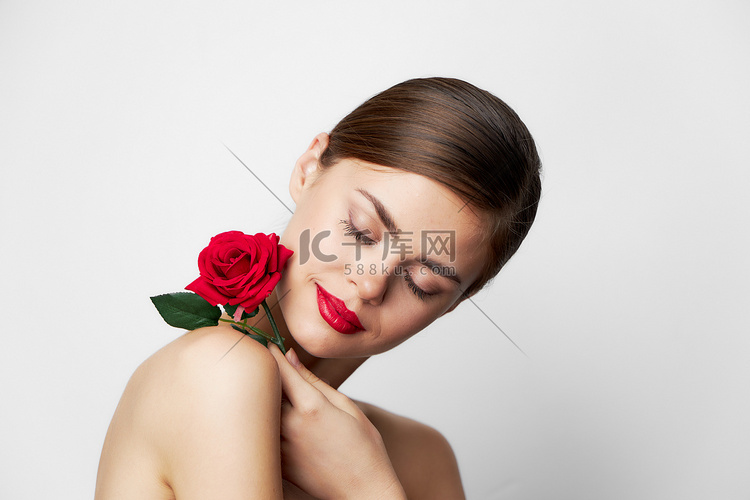 玫瑰红眼睛闭着红唇的女人肖像
