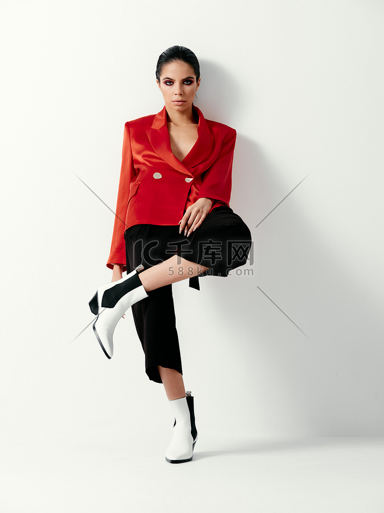 漂亮的女人红色夹克现代工作室腿