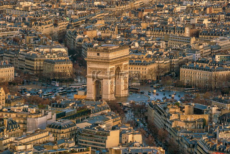 巴黎著名的香榭丽舍大街和凯旋门