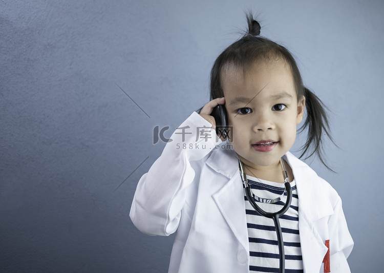 亚洲小女孩角色扮演医生职业，身