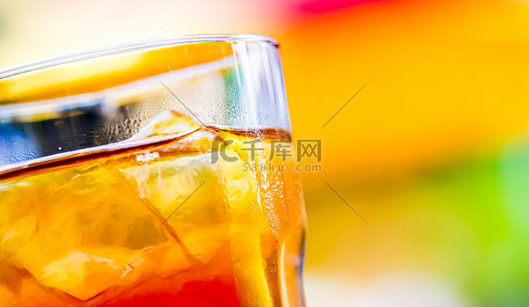 冰茶加柠檬在玻璃杯中作为户外冷