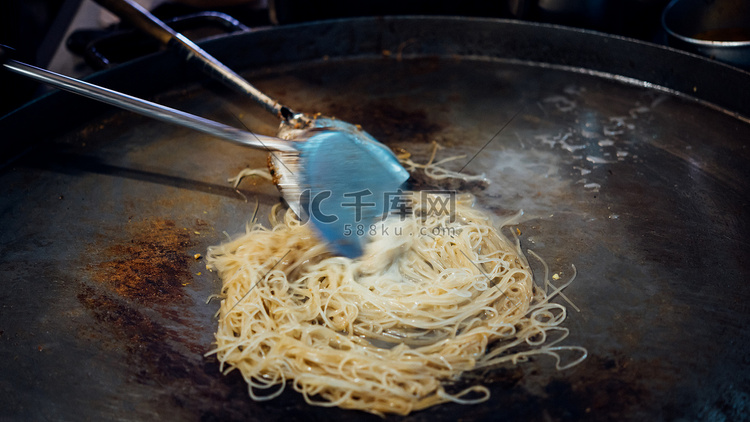 街头小吃的泰式炒面（泰式炒河粉