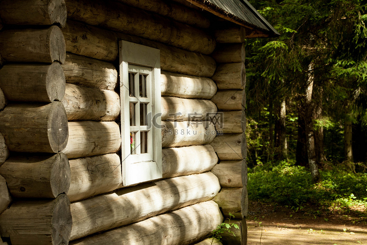 俄罗斯森林里的小木屋