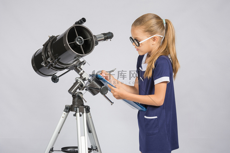 戴眼镜的小女孩写天文学家的观察