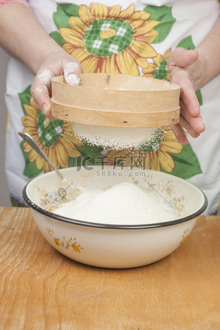 烤馅饼前准备面粉的妇女手