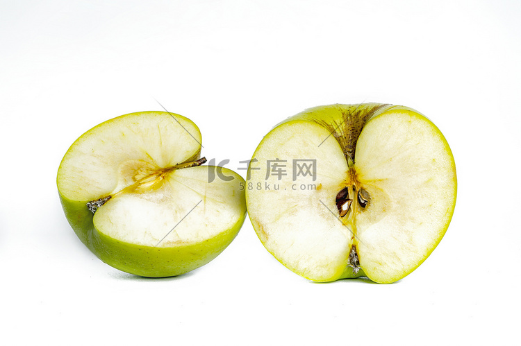 白色背景中的新鲜青苹果切成两半