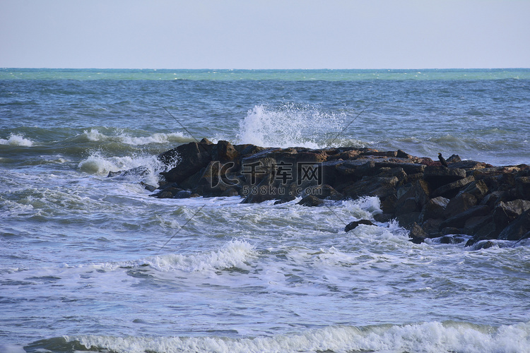 海浪拍打着海岸的岩石。