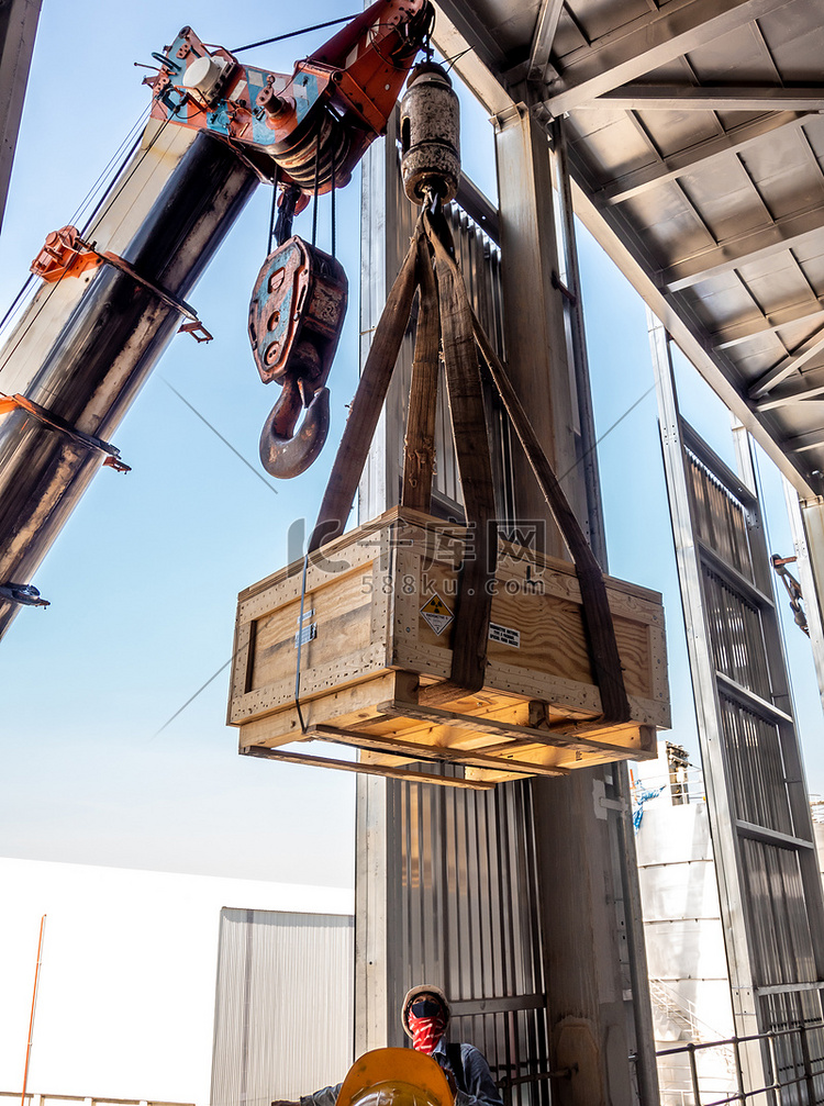 吊运放射性仪器架木箱到厂房高层