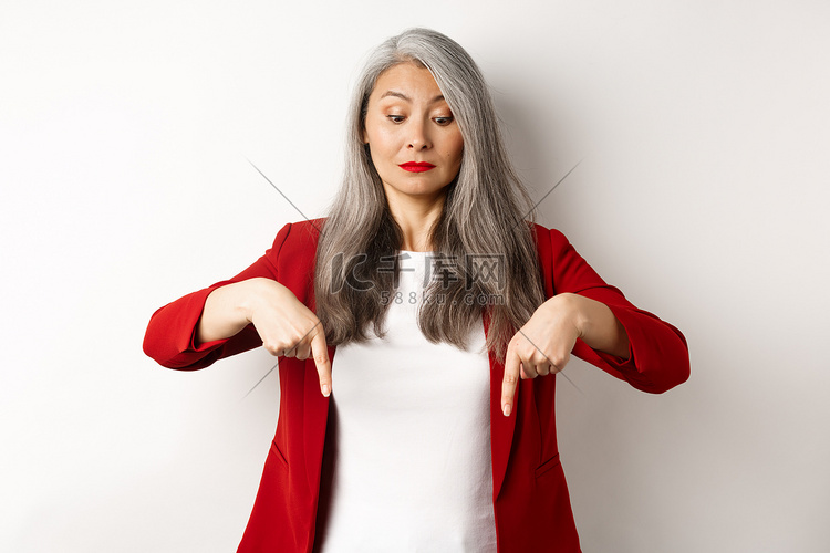 感兴趣的亚洲优雅女性看着并用手