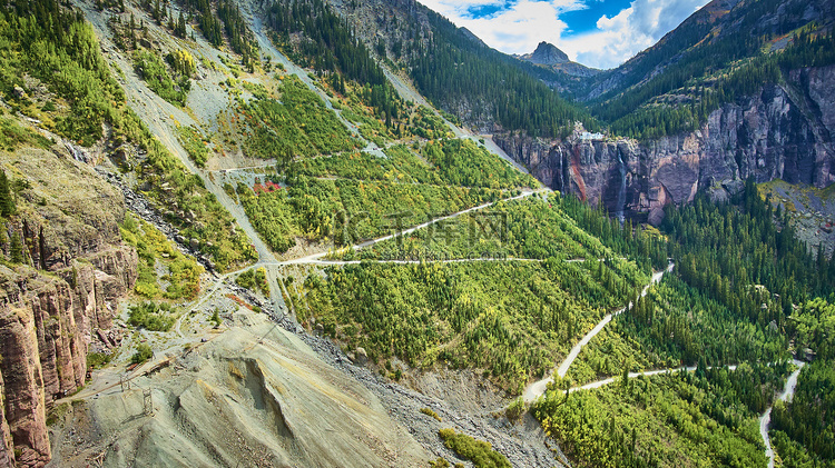 曲折的道路蜿蜒上陡峭的山脉到瀑