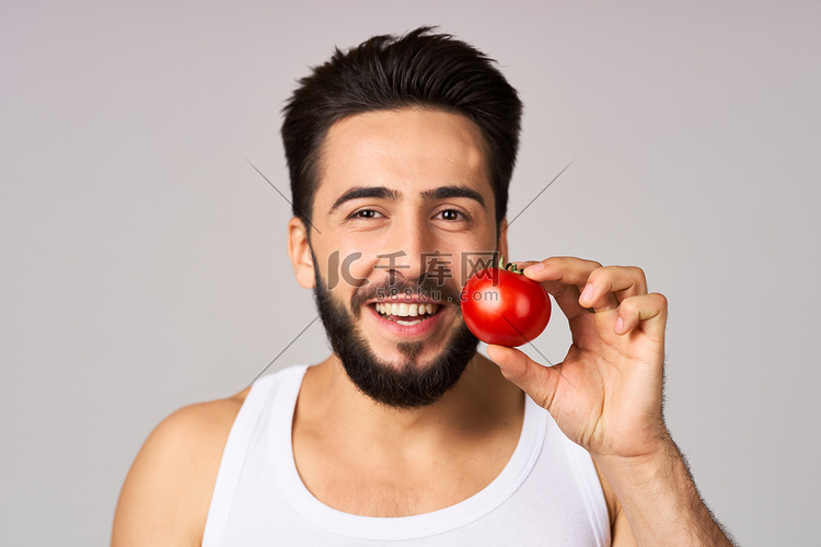 大胡子男人手拿西红柿新鲜蔬菜健