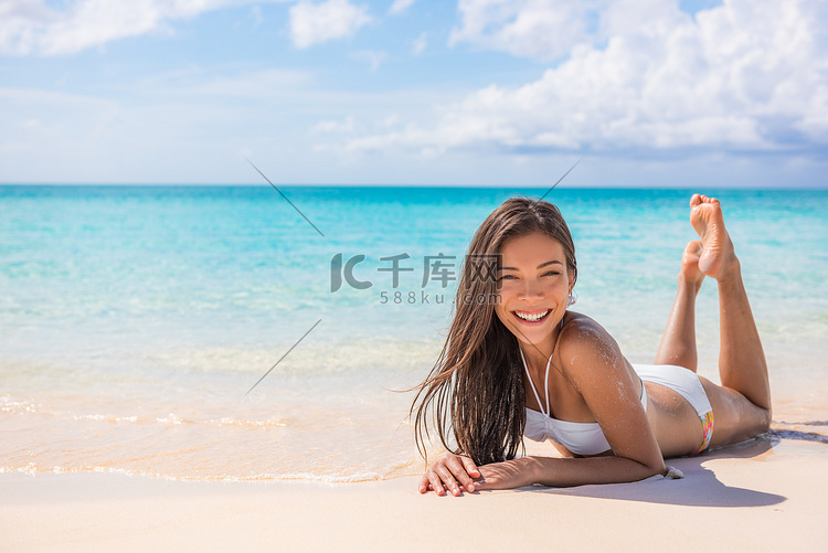 亚洲比基尼模特女人在天堂海滩热