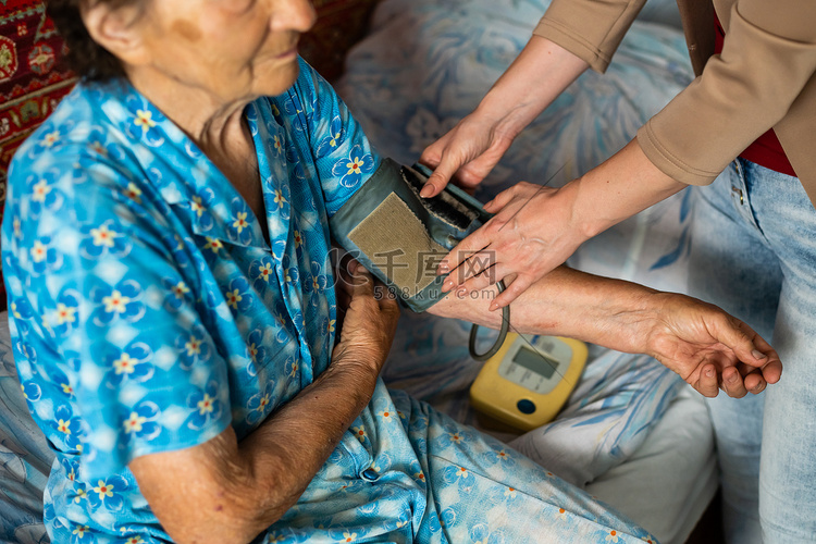 由心脏病专家测量血压的老年妇女