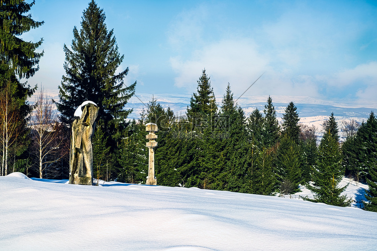 雪中​​户外木老雕塑艺术