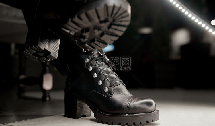 女鞋放在脚趾地板上的风格