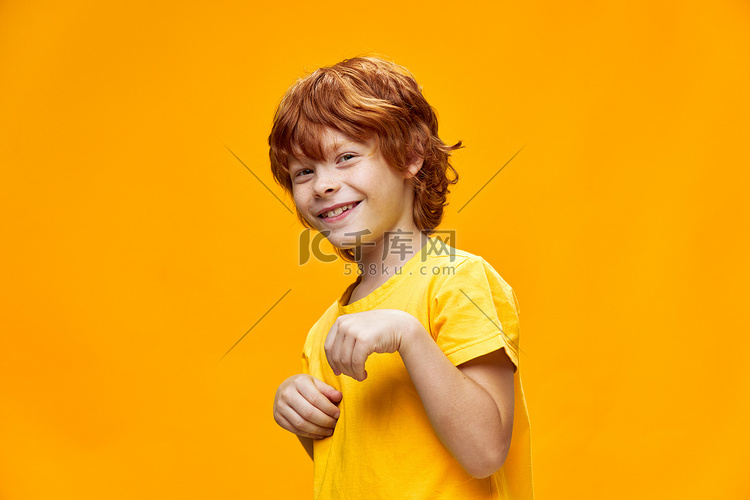 一个红头发的孩子微笑着握着手掌