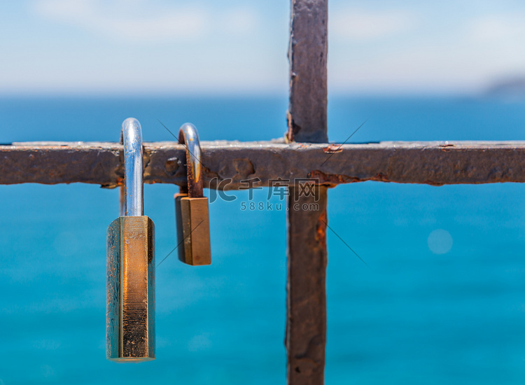 海边栏杆上挂着生锈的挂锁，这是
