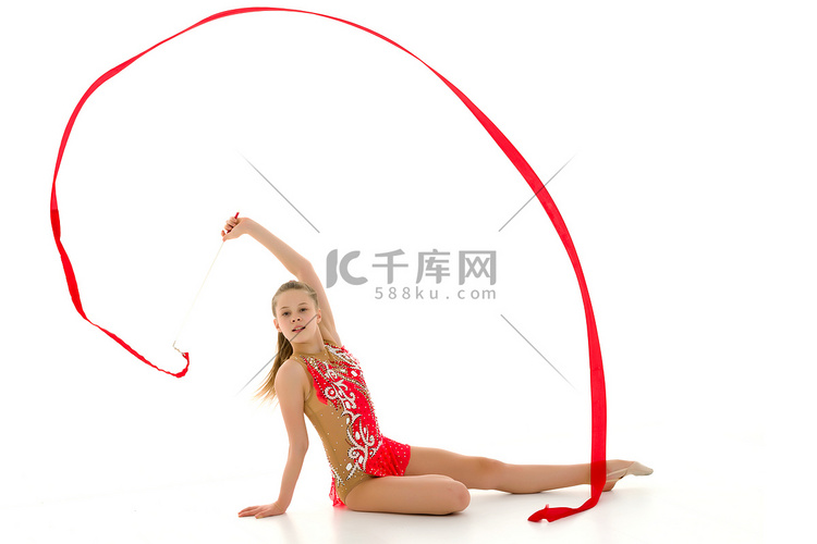 女子体操运动员用胶带进行练习。