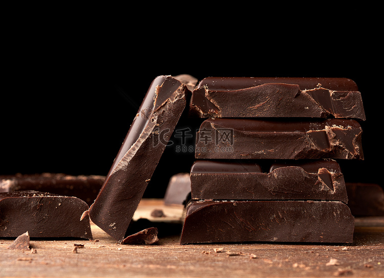 木桌上的碎黑巧克力，烹饪甜食