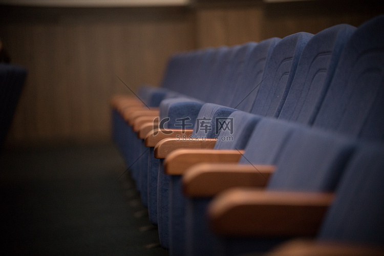 空荡荡的蓝色一排座位、椅子。