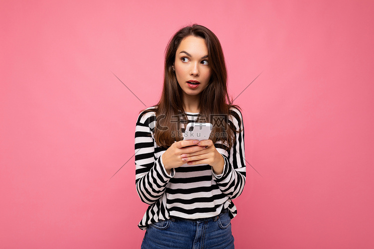 一张漂亮的年轻黑发女子使用手机