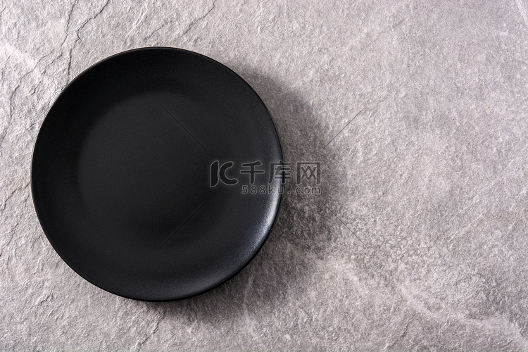 空的黑色盘子