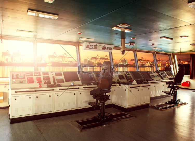 现代工业船舶驾驶室控制板接近