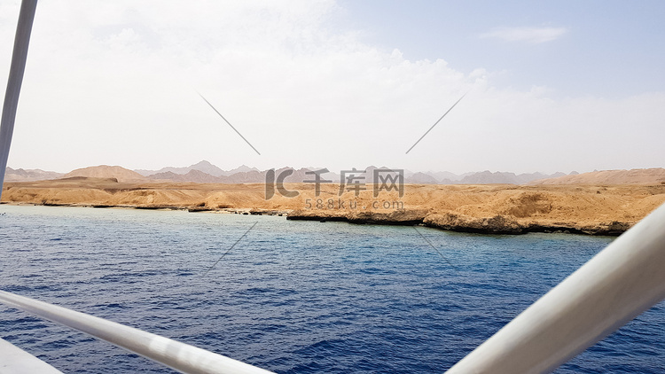 从埃及红海游轮的甲板上欣赏美丽