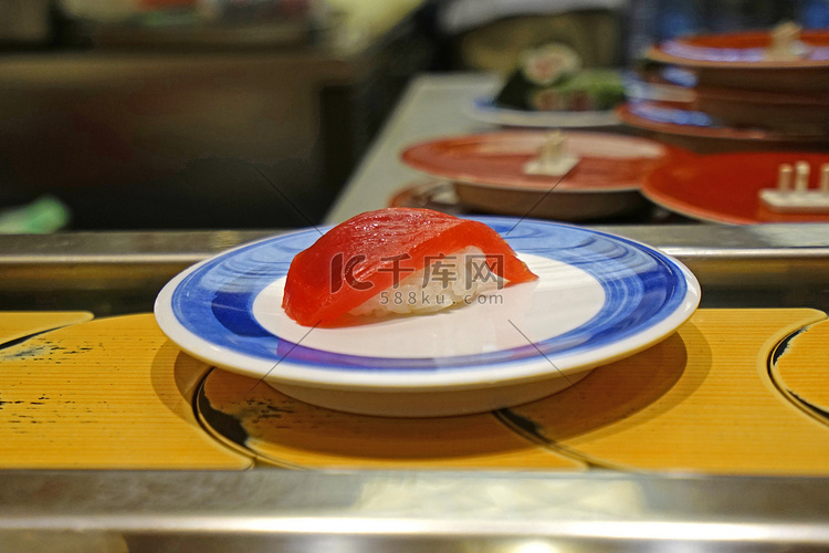 日本餐厅白盘上的 Hoshi 鱼寿司