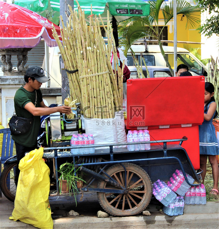 亚洲街边甘蔗汁销售商和流动摊位