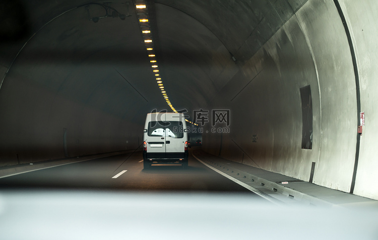 行驶在公路隧道中的公共汽车。