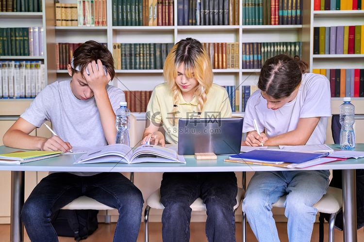 一群青少年学生在学校图书馆学习