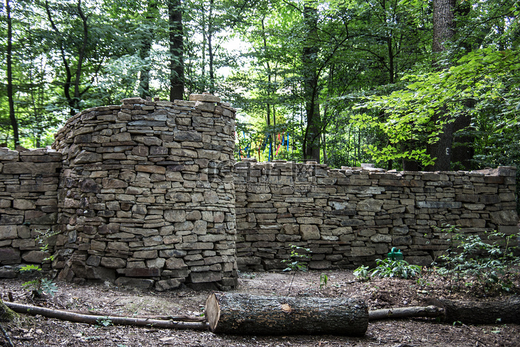 森林中的石城墙