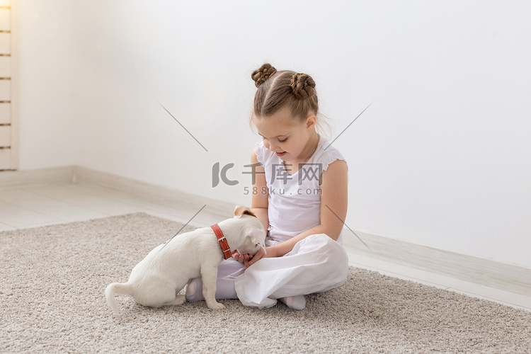 儿童和动物概念 — 小狗和主人