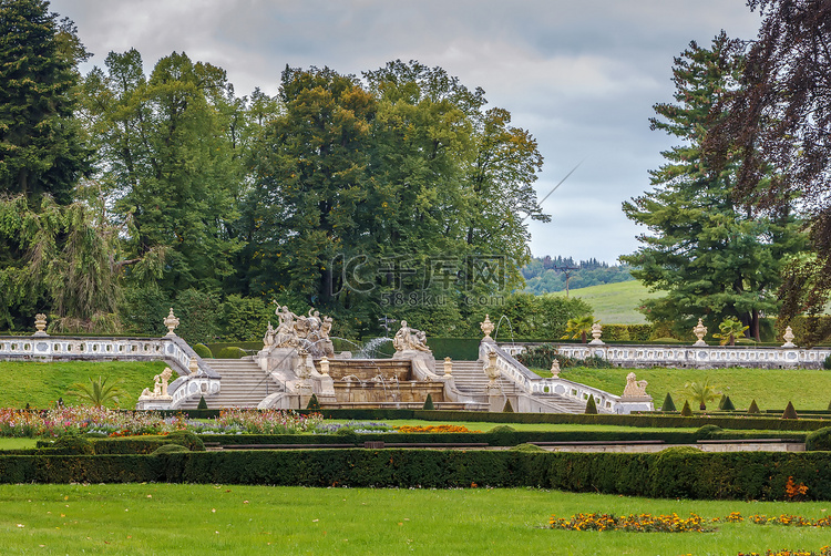 捷克克鲁姆洛夫城堡花园中的喷泉