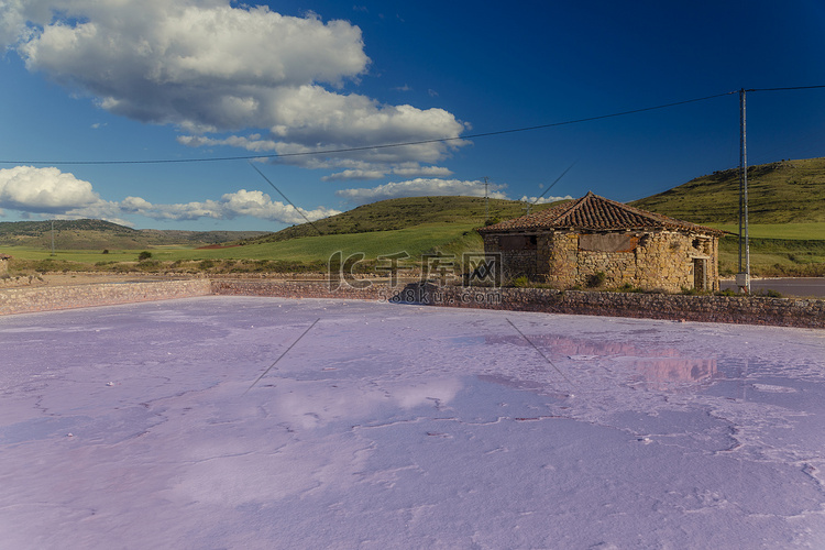 西班牙瓜达拉哈拉盐厂的景观。