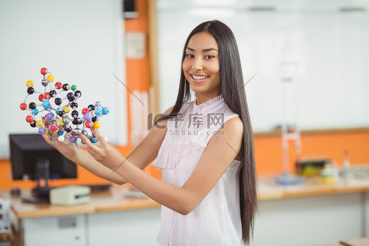 快乐女学生在实验室中试验分子模