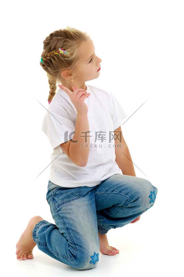 一个小女孩穿着干净的白色T恤坐