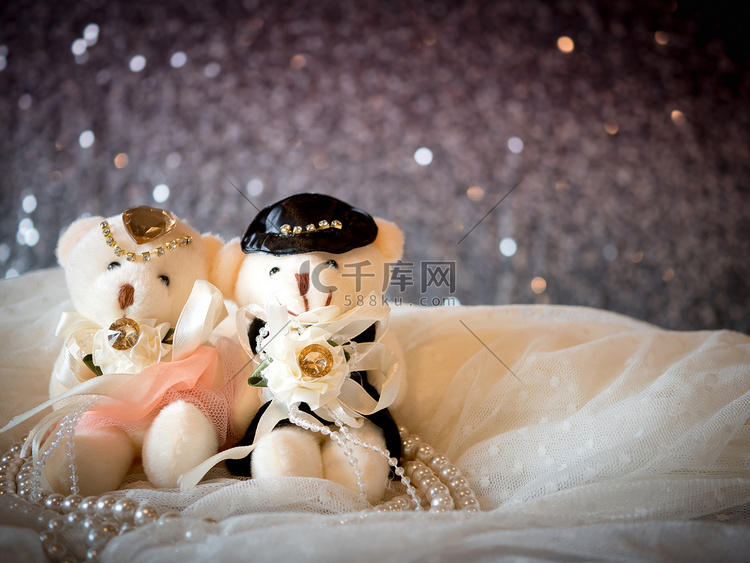 爱情概念：情侣泰迪熊穿着婚纱，