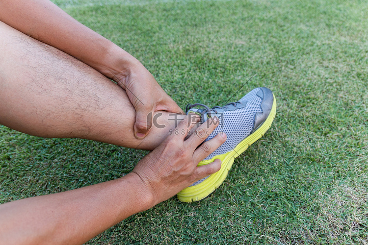 运动员在体育场训练时脚踝受伤