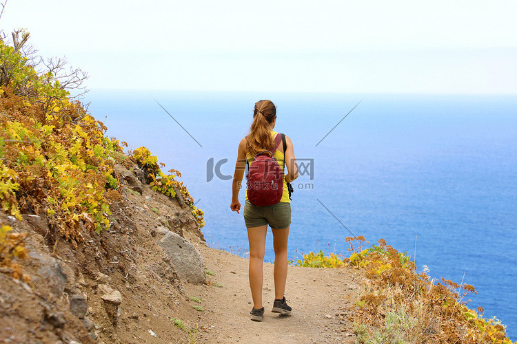 年轻的徒步旅行者妇女在特内里费