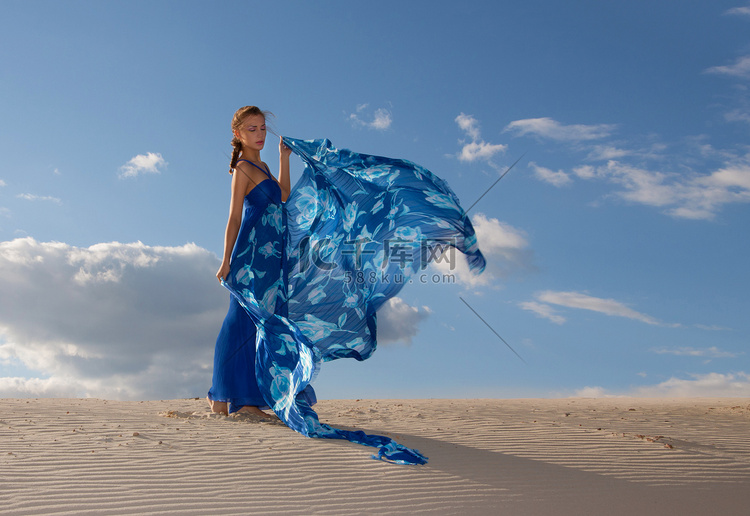 沙漠中穿蓝色裙子的美女