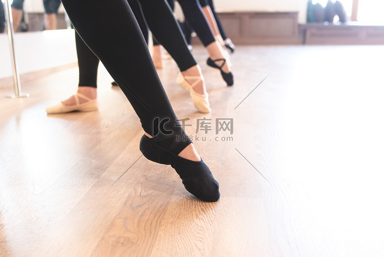 芭蕾舞演员踮起脚尖站成一排的优
