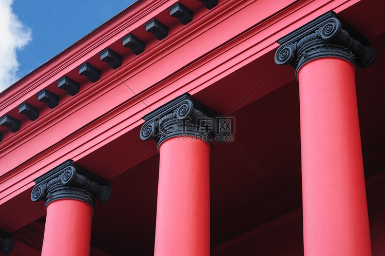 老建筑立面的红柱