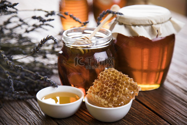 有北斗七星和流动蜂蜜的蜂蜜罐