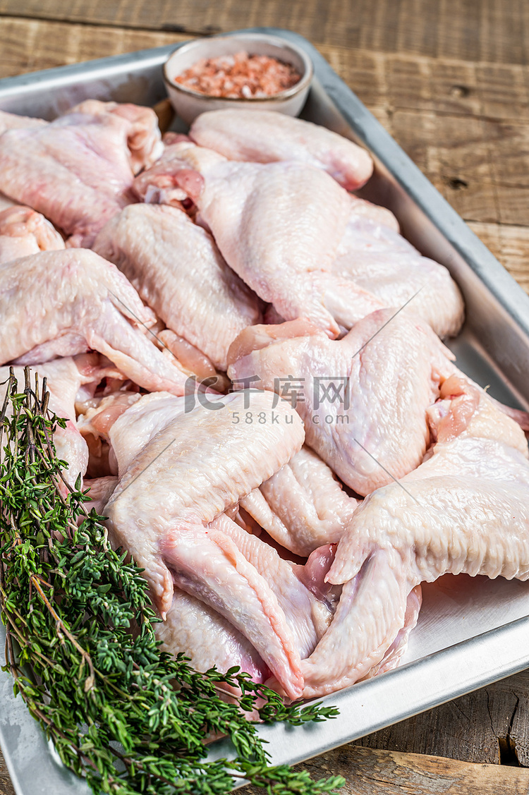 生鸡翅 家禽肉准备用香草烹饪。