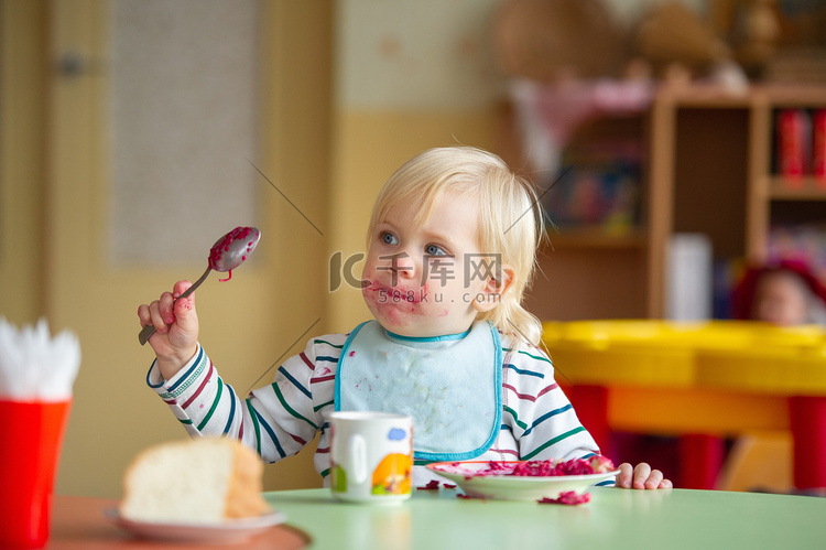 孩子在幼儿园或家里吃健康食品，