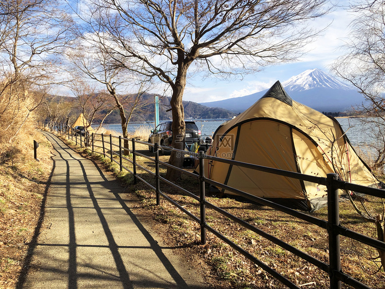 日本河口湖的富士山露营地